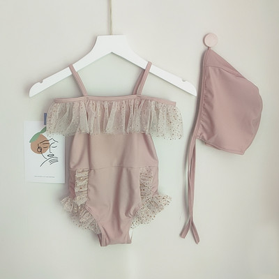 Uut mudelit täis ujumistrikoo tülliga tüdrukutele