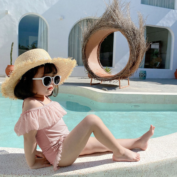 Uut mudelit täis ujumistrikoo tülliga tüdrukutele