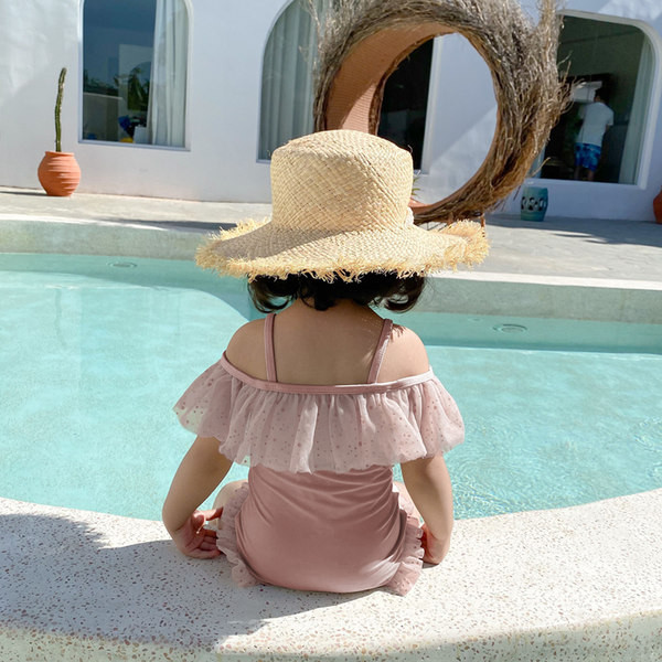 Uut mudelit täis ujumistrikoo tülliga tüdrukutele