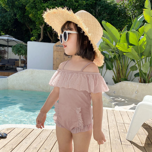 Uut mudelit täis ujumistrikoo tülliga tüdrukutele