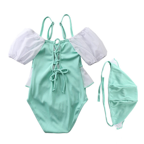 Peenikeste rihmade ja lokkidega laste ujumistrikoo tüdrukutele