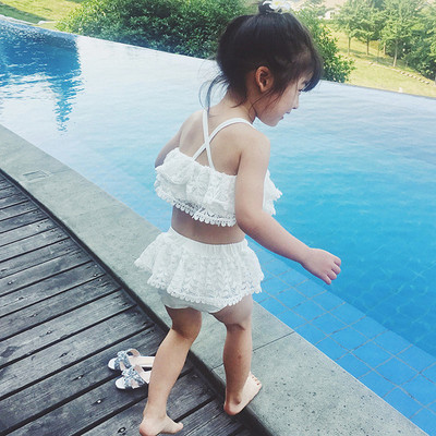 Peenikeste rihmade ja pitsiga kaheosaline laste ujumistrikoo