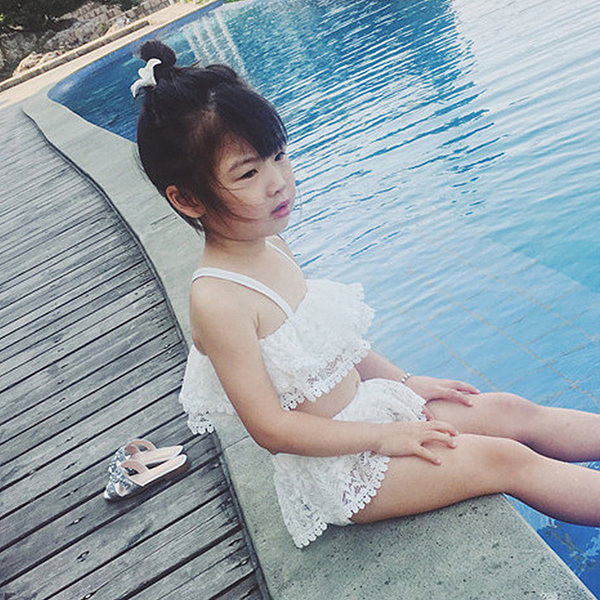 Peenikeste rihmade ja pitsiga kaheosaline laste ujumistrikoo