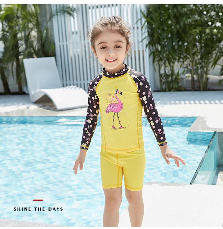 Uus mudel pikkade varrukatega ja flamingo aplikatsiooniga laste ujumistrikoo