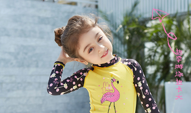 Uus mudel pikkade varrukatega ja flamingo aplikatsiooniga laste ujumistrikoo