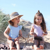 Ruuduline või triibuline lastekostüüm tüdrukutele – terve mudel