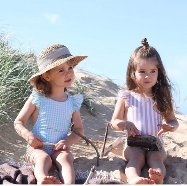 Ruuduline või triibuline lastekostüüm tüdrukutele – terve mudel