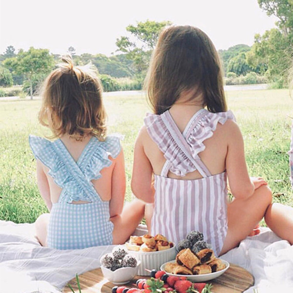 Ruuduline või triibuline lastekostüüm tüdrukutele – terve mudel