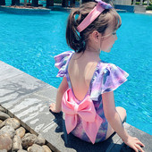 Täielik ujumistrikoo tüdrukutele, mille seljas on roosa pael