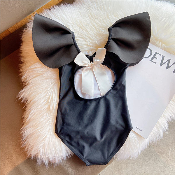 Palja selja ja paelaga täielik laste ujumistrikoo