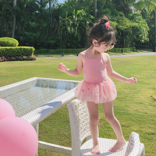 Dječji kupaći kostim s tankim naramenicama i tuljanom suknjom