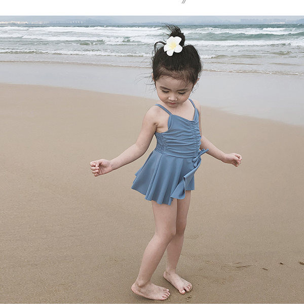 Dječji kupaći kostim s tankim naramenicama i vezicama