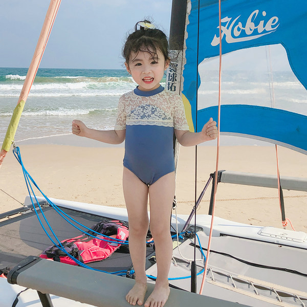 Dječji kupaći kostim s čipkastim rukavima