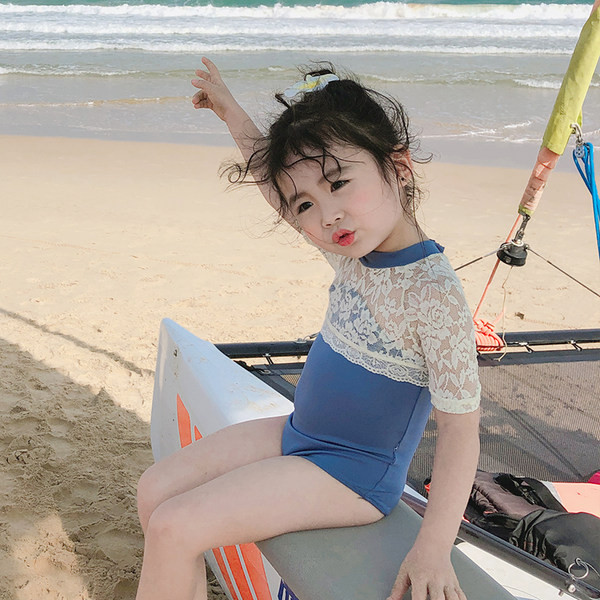 Dječji kupaći kostim s čipkastim rukavima