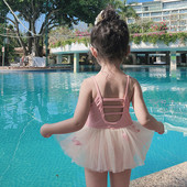 Peenikeste rihmade ja tülliga laste ujumistrikoo