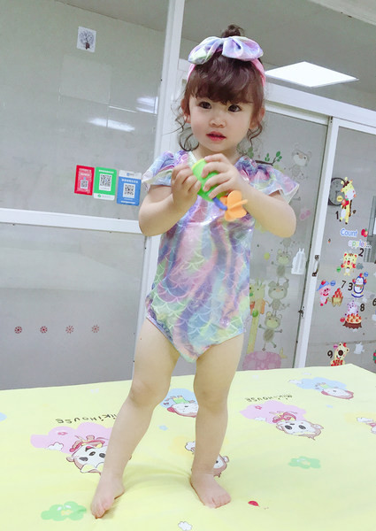 Sillega värvides laste ujumistrikoo