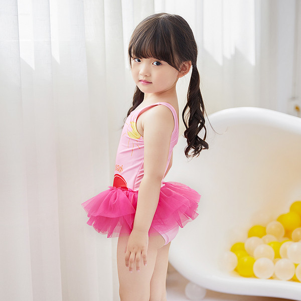 Laste täisujumistrikoo aplikatsiooni ja tülliga