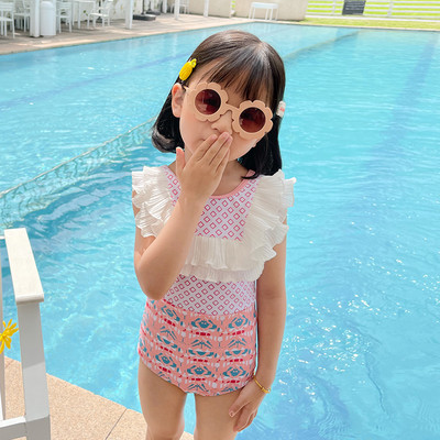 Moderan kupaći kostim za djevojke s kovrčama