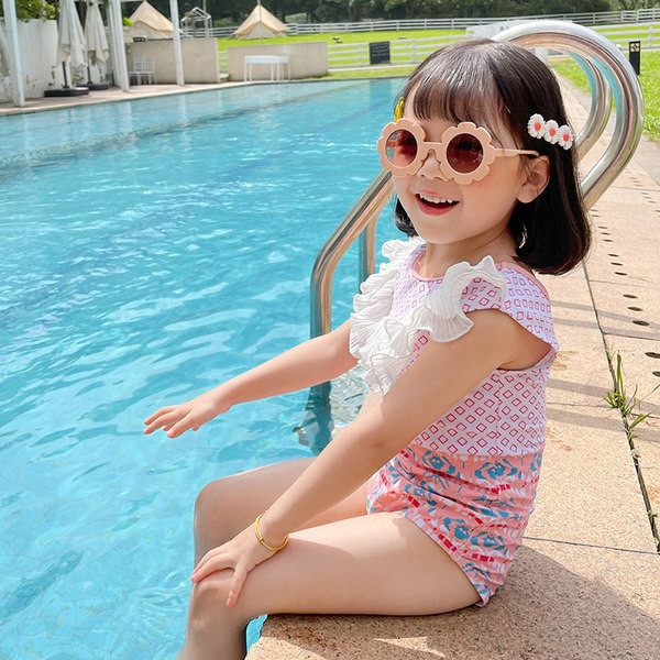 Moderan kupaći kostim za djevojke s kovrčama