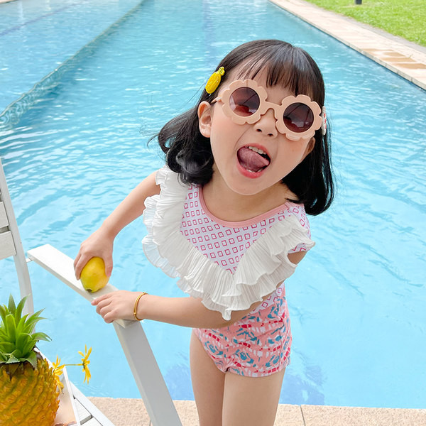 Moderan kupaći kostim za djevojke s kovrčama