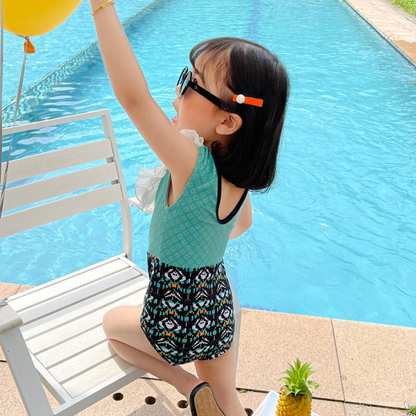 Moderan kupaći kostim za djevojke s kovrčama