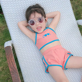 Kaheosaline ujumistrikoo tüdrukutele