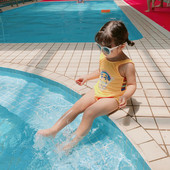 Aplikatsiooniga kollane laste ujumistrikoo