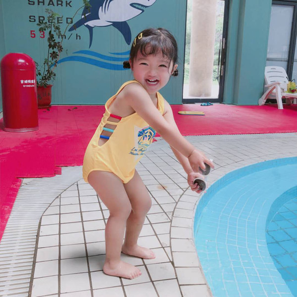 Aplikatsiooniga kollane laste ujumistrikoo