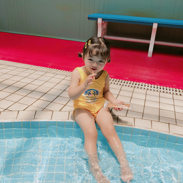Aplikatsiooniga kollane laste ujumistrikoo