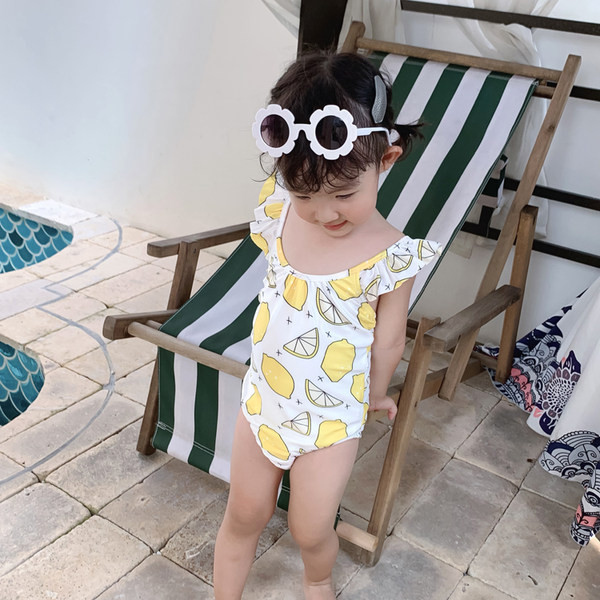 Värvilise aplikatsiooniga laste ujumistrikoo