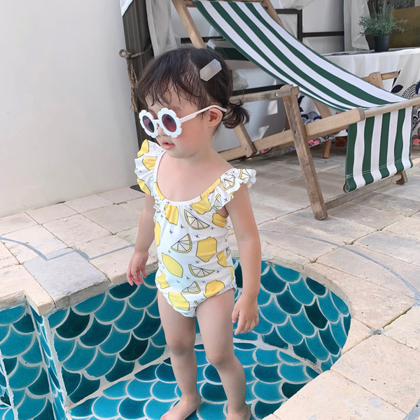 Värvilise aplikatsiooniga laste ujumistrikoo