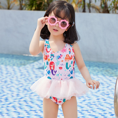 Tüdrukule täis ujumistrikoo tülli ja mustrilise mustriga