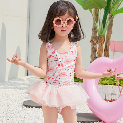 Tüdrukule täis ujumistrikoo tülli ja mustrilise mustriga