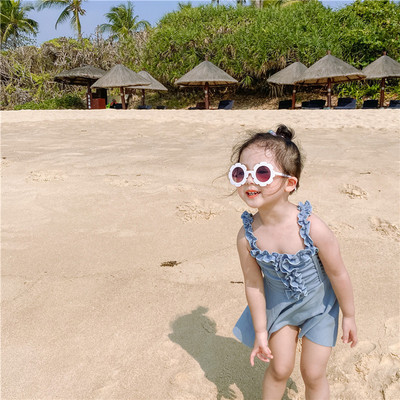 Laste lokkidega ujumistrikoo