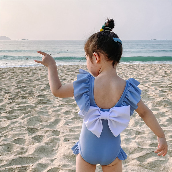 Laste lokkidega ujumistrikoo