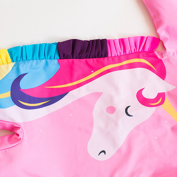 Ολόσωμο παιδικό μαγιό  με μακριά μανίκια και απλικέ για κορίτσια σε ροζ χρώμα