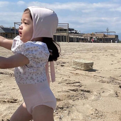 Lillemotiividega laste täisujumistrikoo ja seljal pael