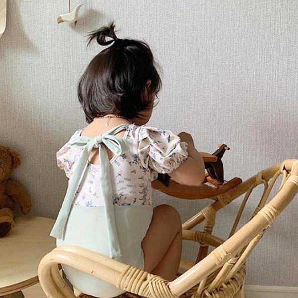 Lillemotiividega laste täisujumistrikoo ja seljal pael