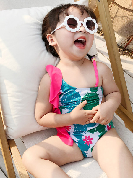 Õhukese ja laia rihmaga värviline laste ujumistrikoo