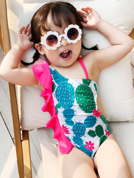 Õhukese ja laia rihmaga värviline laste ujumistrikoo