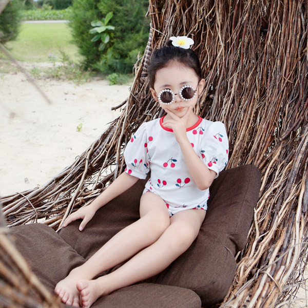 Kirsiga kaunistusega ja lühikeste varrukatega täielik laste ujumistrikoo