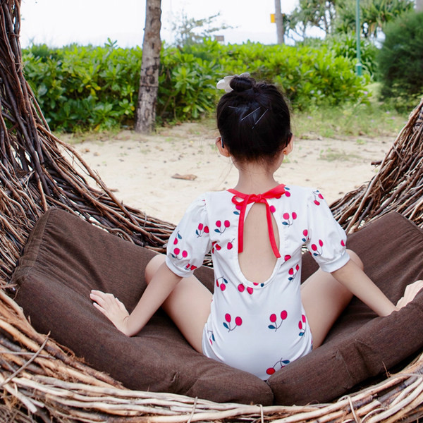 Kirsiga kaunistusega ja lühikeste varrukatega täielik laste ujumistrikoo