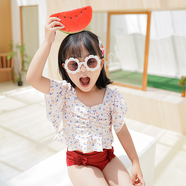 Moderan dvodijelni kupaći kostim za djevojčice s kovrčama