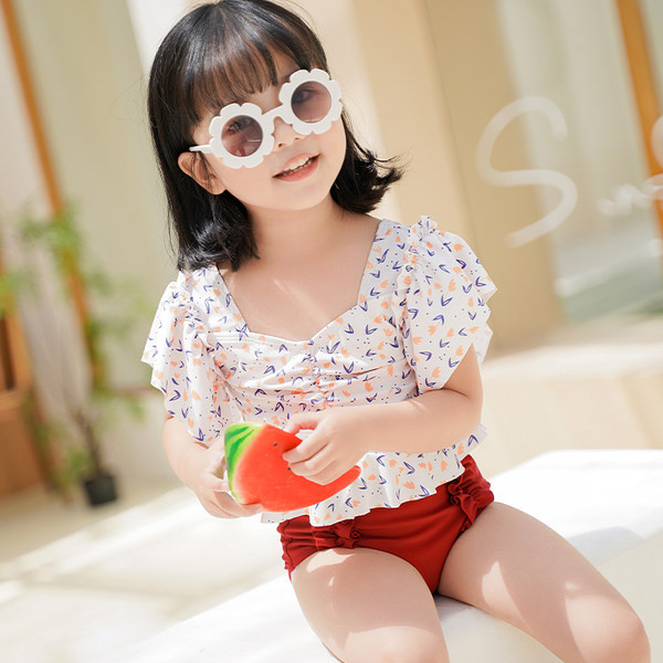 Moderan dvodijelni kupaći kostim za djevojčice s kovrčama