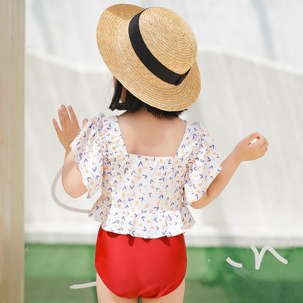 Moderan dvodijelni kupaći kostim za djevojčice s kovrčama