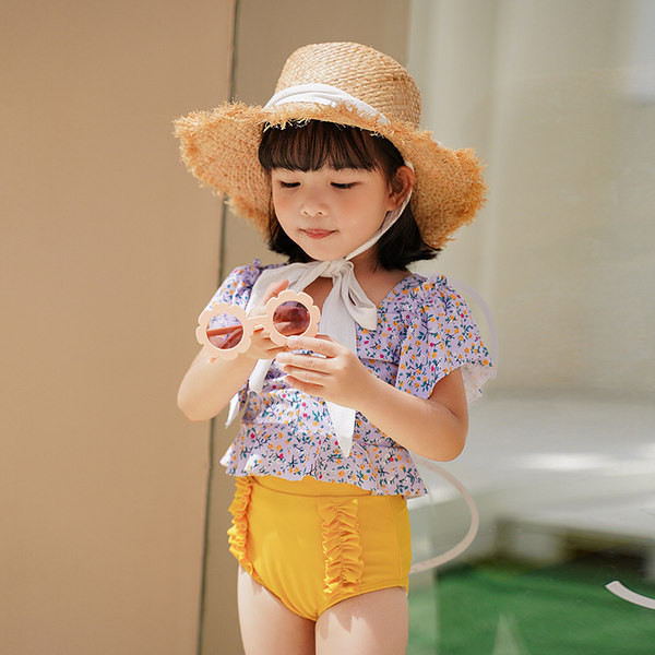 Moderan dvodijelni kupaći kostim za djevojčice s kovrčama