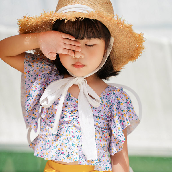 Moderan dvodijelni kupaći kostim za djevojčice s kovrčama