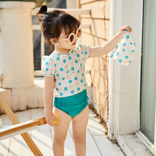 Lühikeste varrukatega laste ujumistrikoo - tüdrukutele