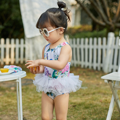 Tüdrukutega laste ujumistrikoo