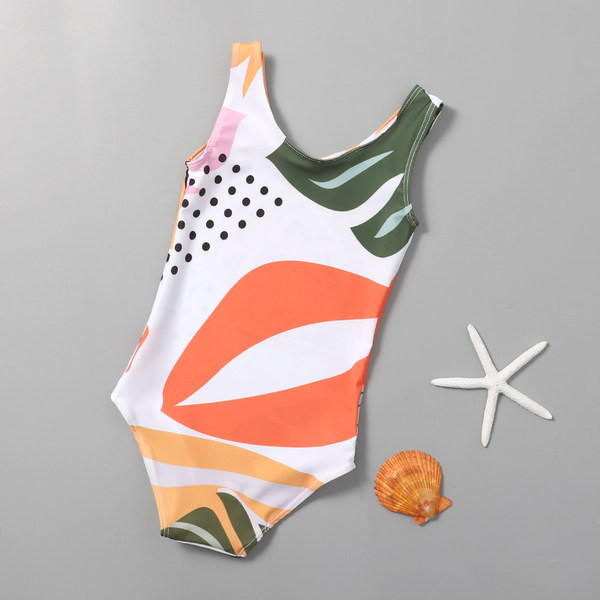 Vaikiškas pilnas maudymosi kostiumėlis plačiomis petnešėlėmis ir spalvotu raštu